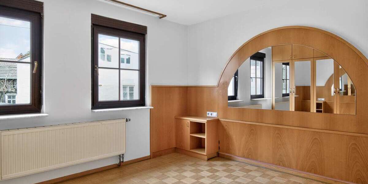 Gepflegtes 3-Familienhaus in begehrter Wohnlage mit vielseitigen Nutzungsmöglichkeiten - Mehrfamilienhaus, Wohnhaus Stuttgart Zuffenhausen | Angebot:27083597