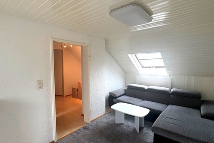 Kompakte und möblierte 2,5-Zimmer-Dachgeschosswohnung im Herzen von Altbach 2.5 zimmer