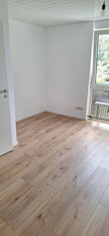 4-Zimmer-Wohnung, 83 m2, neu renoviert, inkl. Garage + Carport