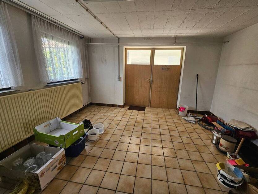 ++Haus mit 2 Wohnungen, Balkon, Küche und große Doppelgarage
