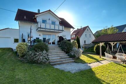 Wohnung auf 2 Ebenen mit 5 Zimmern, Garten, Balkon, EBK, Garage