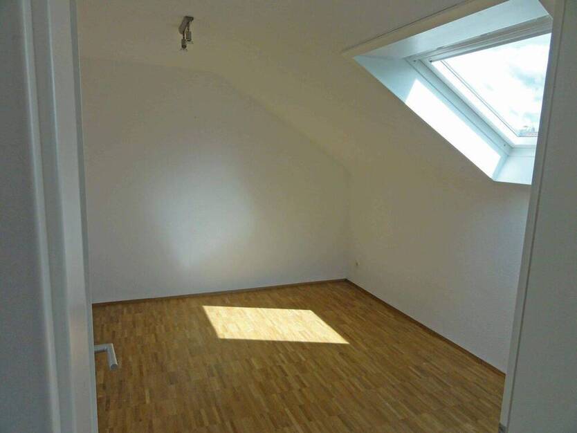 FÜR SINGLE ODER PAAR! Sonnige, ruhige 2 12 Zimmer - Wohnung im DG mit Süd - Balkon in Weinstadt - Endersbach