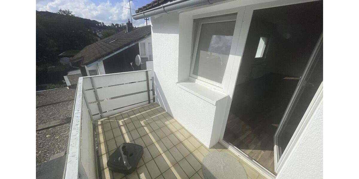 Charmante Dachgeschosswohnung mit Balkon zu vermieten 1.5 zimmer