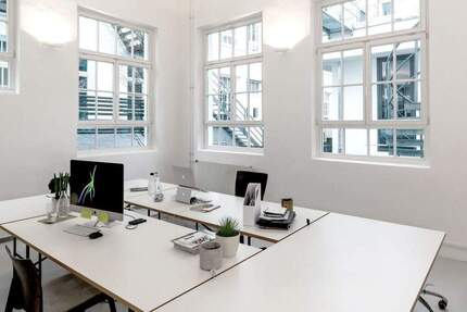 Heller Schreibtischplatz im Industrie-Loft für Kreative in Stuttgart zimmer