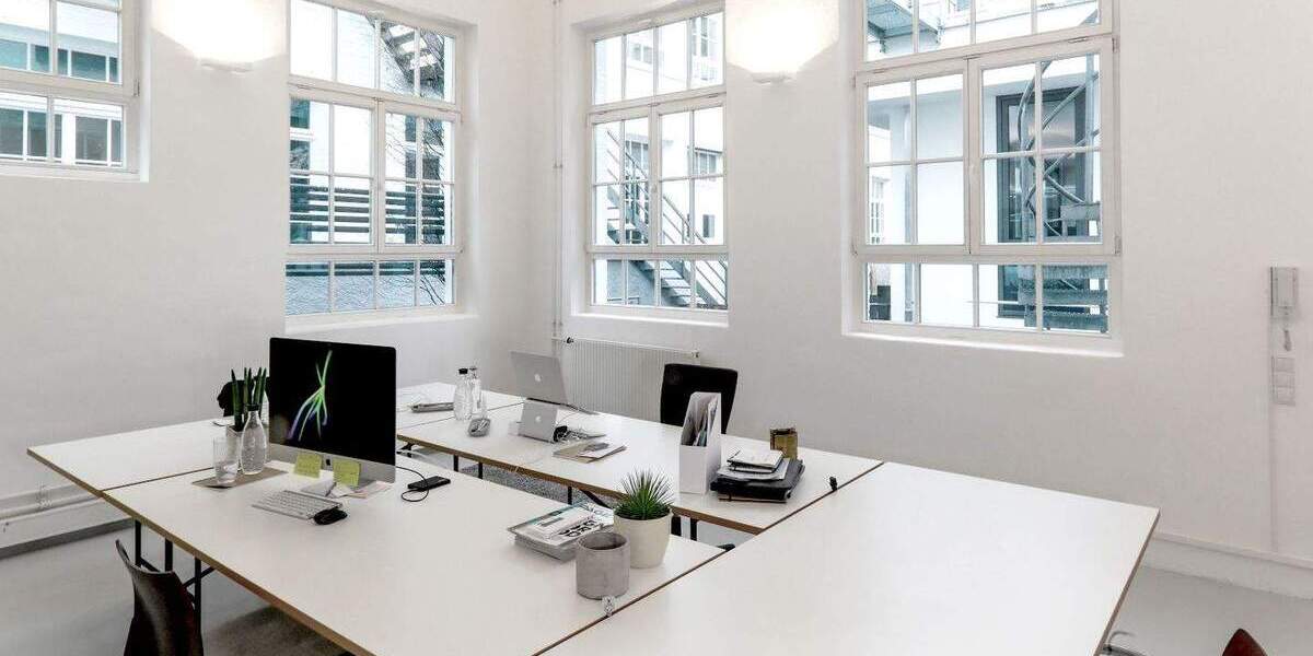 Heller Schreibtischplatz im Industrie-Loft für Kreative in Stuttgart zimmer