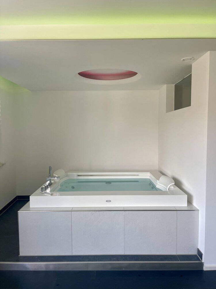 4 Zimmer NeubauWohnung mit Südbalkon, Tiefgarage, Einbauküche und Jacuzzi