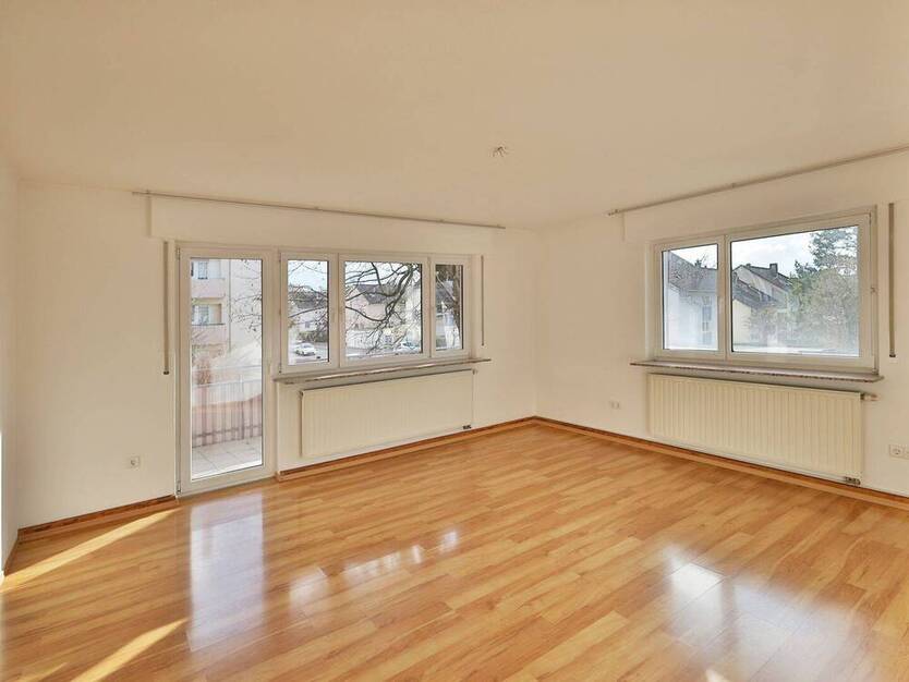 Gut geschnittene, helle 4-Zimmer-Wohnung mit großem Balkon