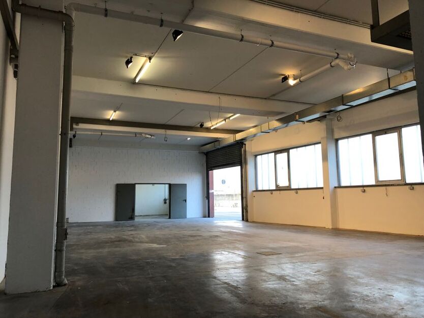 Verkehrsgünstige Gewerbehalle m. Sanitärräumen, eigenem Tor und 2 Parkplätzen provisionsfrei zimmer