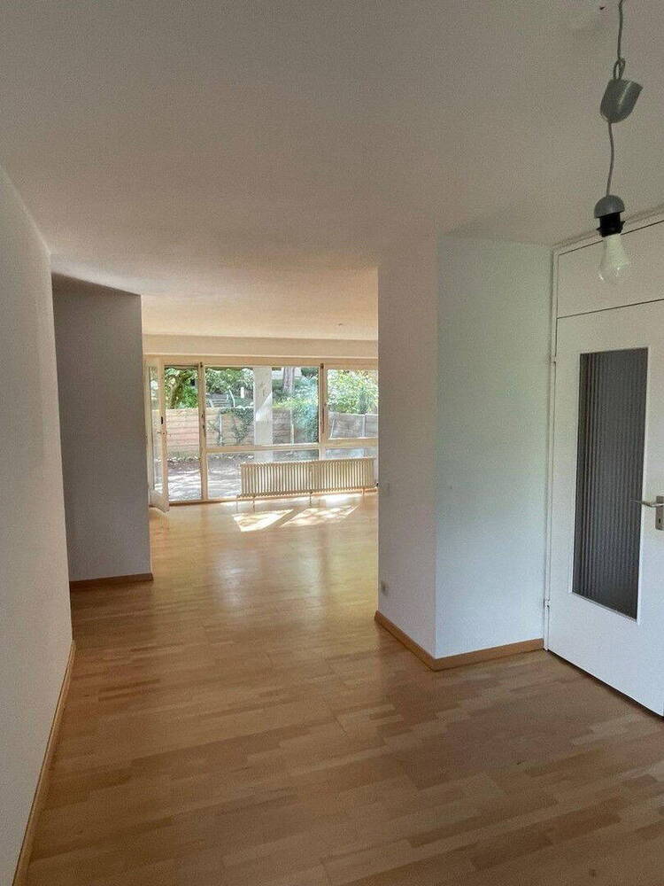 Bezugsfreie 4,5-Zi.-Wohnung mit Terrasse & Tiefgarage - im Grünen