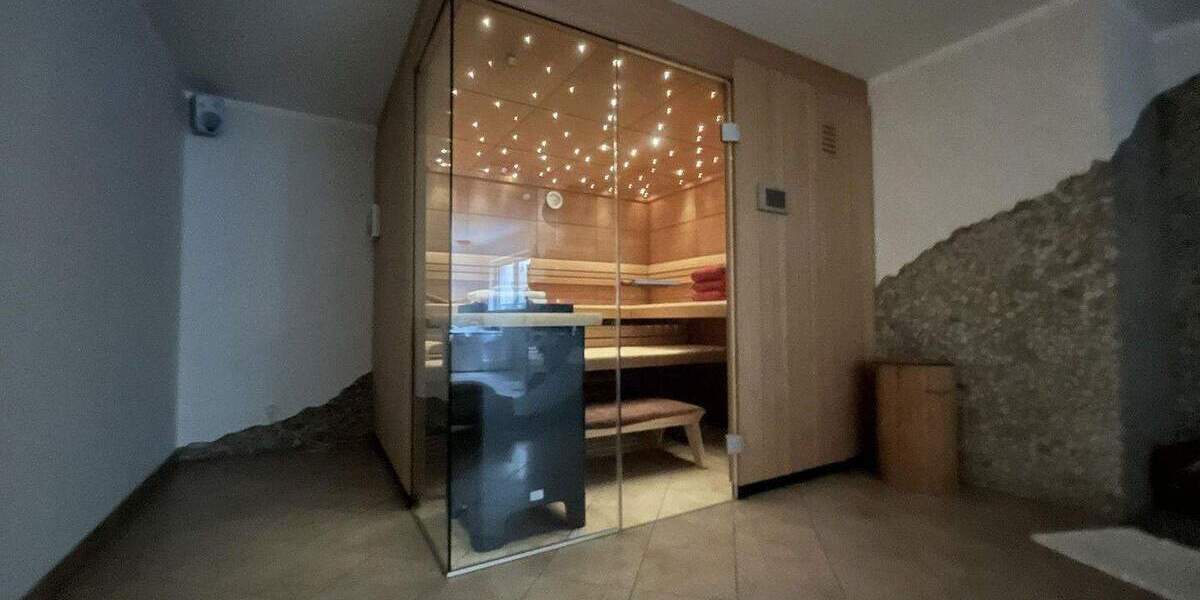 Freistehendes Einfamilienhaus mit Wellnessbereich, Einliegerwohnung und Doppelgarage in Kornwestheim 8 zimmer