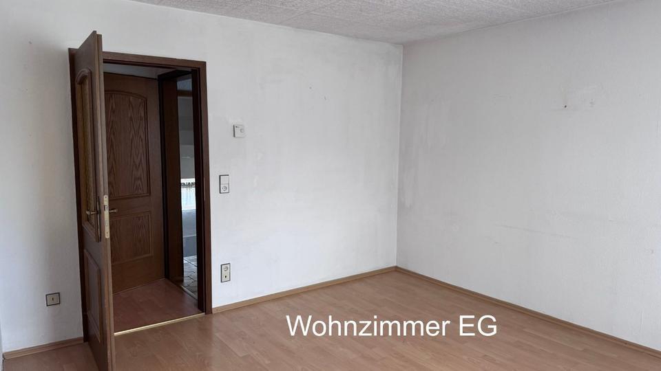1-2 Familienhaus mit 2 Garagen, Werkstatt und viel Platz