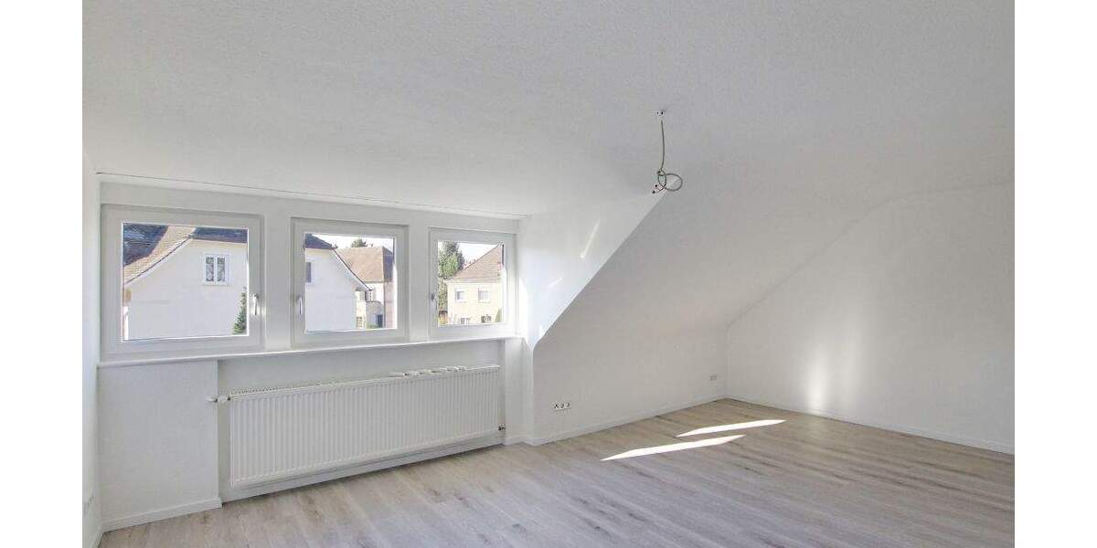 Sofort bezugsfrei! Moderne & helle DG-Wohnung in Toplage 4 zimmer