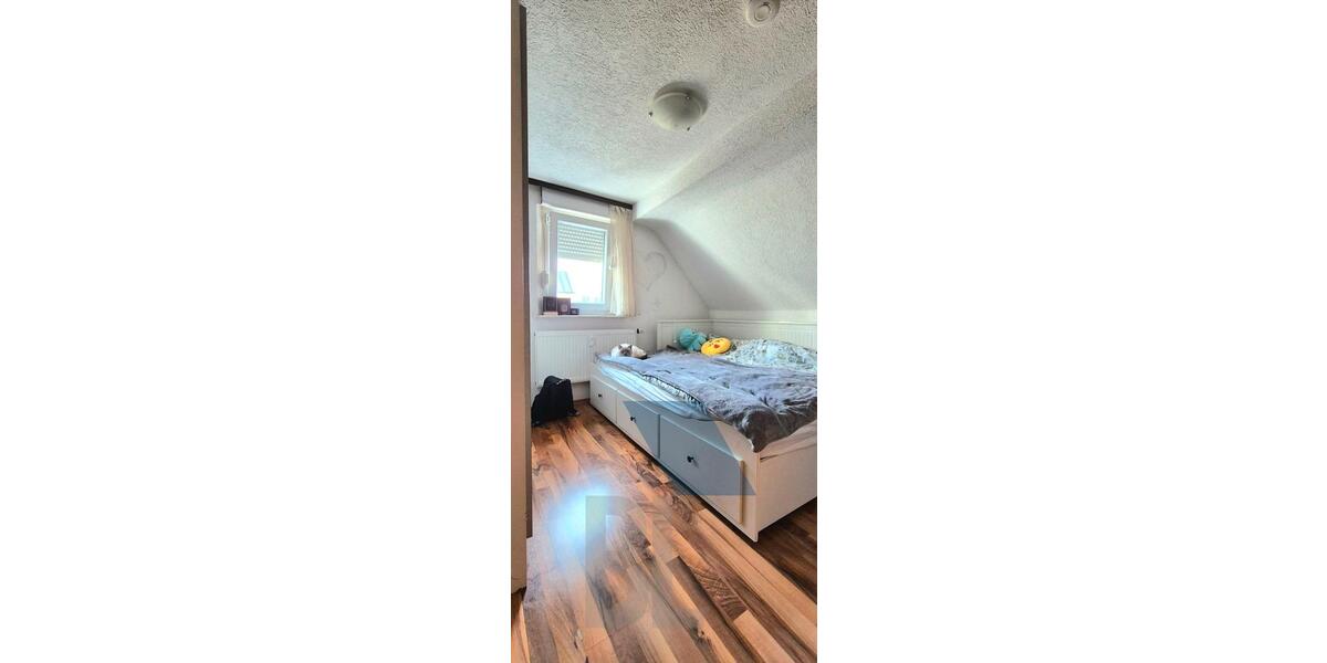 Mehrfamilienhaus, Wohnhaus Stuttgart Zuffenhausen - 8 Zimmer, 185 m&sup2;, 3.399&euro; | Angebot:23740226