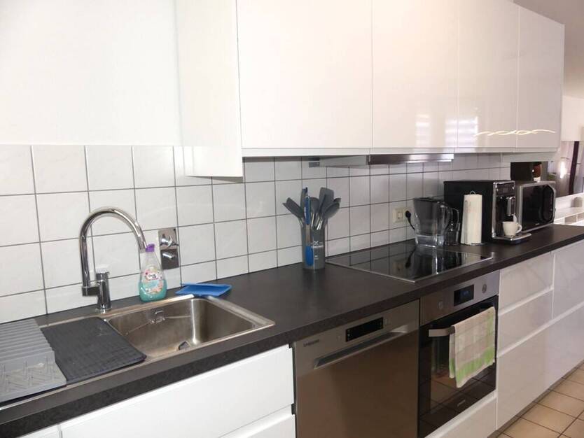 Schicke 3 Zimmer Wohnung mit einem sonnigen Balkon und PKW Stellplatz. Frei ab 01.11.2025