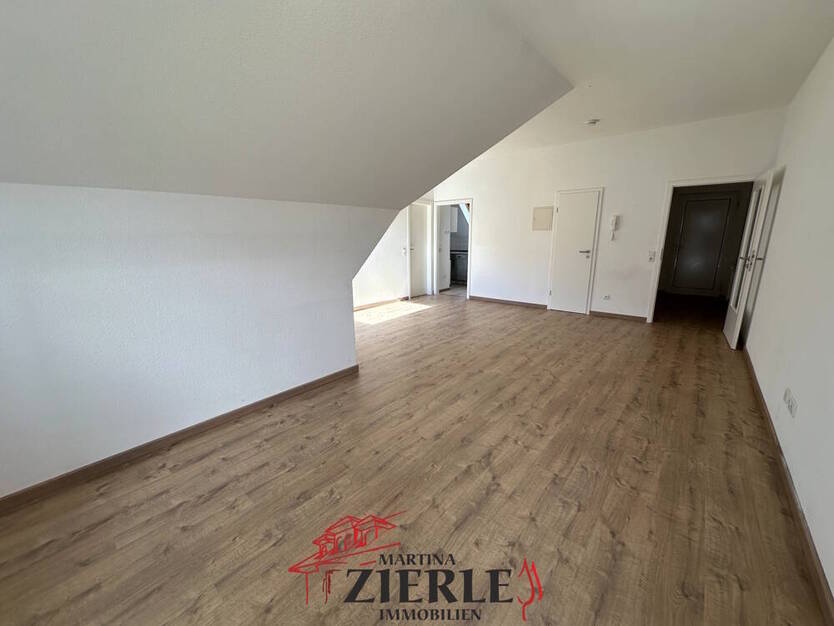 Gelegenheit, ab 01.10 frei! Schöne helle DG-Wohnung mit Balkon, Einbauküche und TG-Stellplatz!