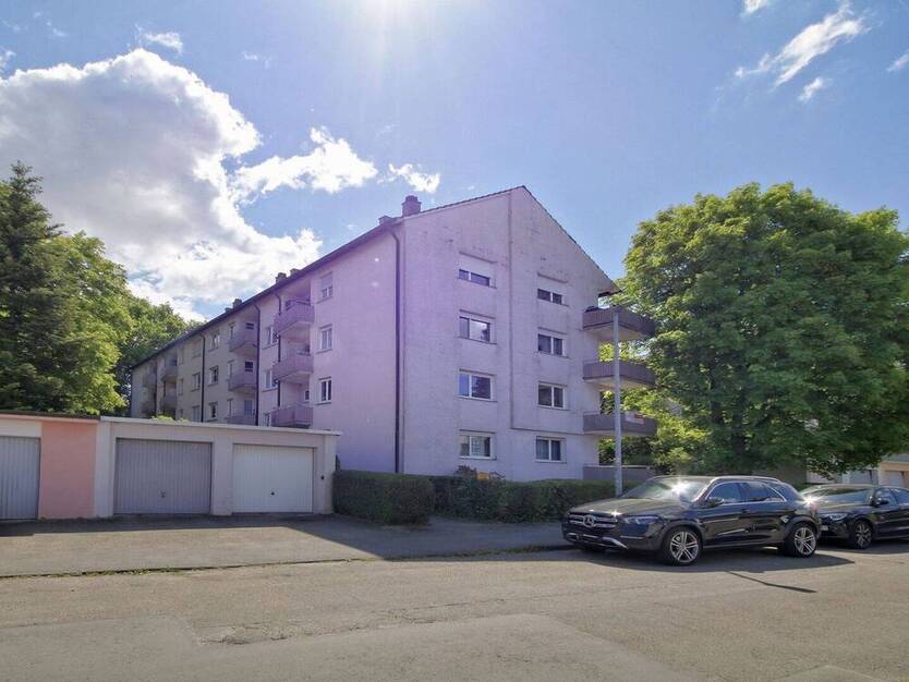 Gut geschnittene, helle 4-Zimmer-Wohnung mit großem Balkon