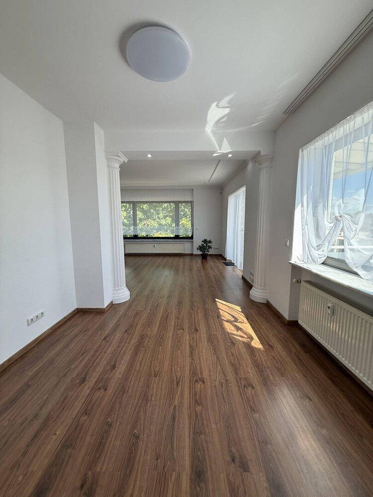 Atrakttive und Sonnendurchflutete 2,5 Zimmer Etagenwohnung 85 qm. Top Ausstattung !
