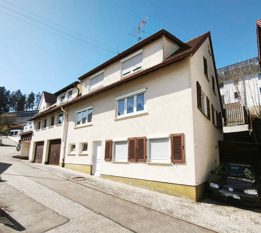 Das Haus der vielen Möglichkeieten! Drei Garagen - Garten - viel Sonne