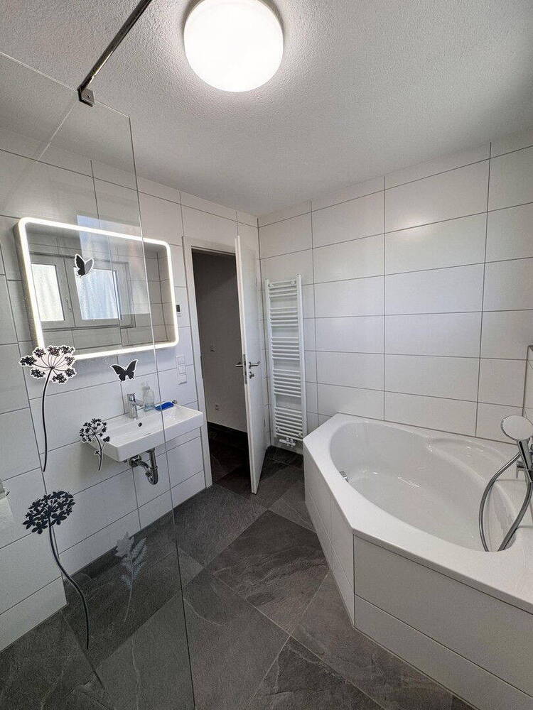 Neubau Sonnige, moderne 3-Zi.-Wohnung mit Balkon, Einbauküche und Stellplatz