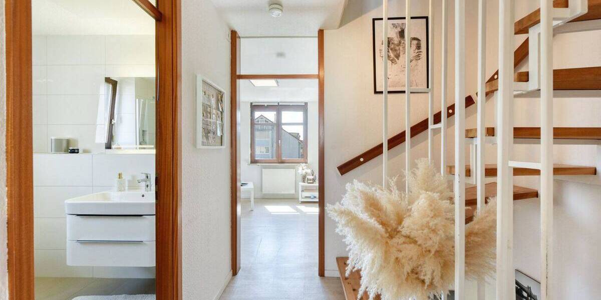 +++ TOP gepflegt & modernisiert - sonnig & ruhig - 1-Fam.-REH - 2 Bäder mit Fenster - Hobbyraum, Pelletkamin, EBK, TG... 5 zimmer