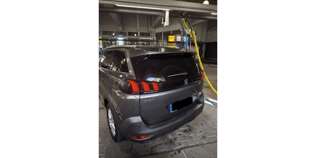 Peugeot 5008 122.000 km 15.400 € Zuffenhausen 70435