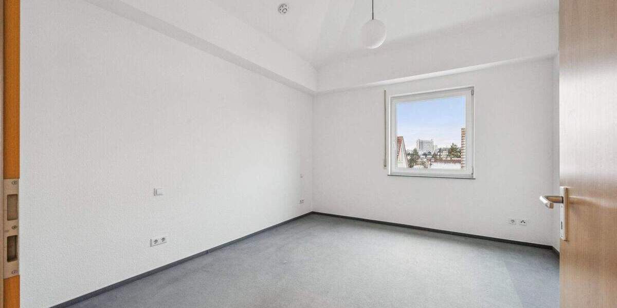 Allein auf der Etage: Ruhige 2-Zimmer-Dachgeschosswohnung mit West-Balkon & Tiefgarage 2 zimmer