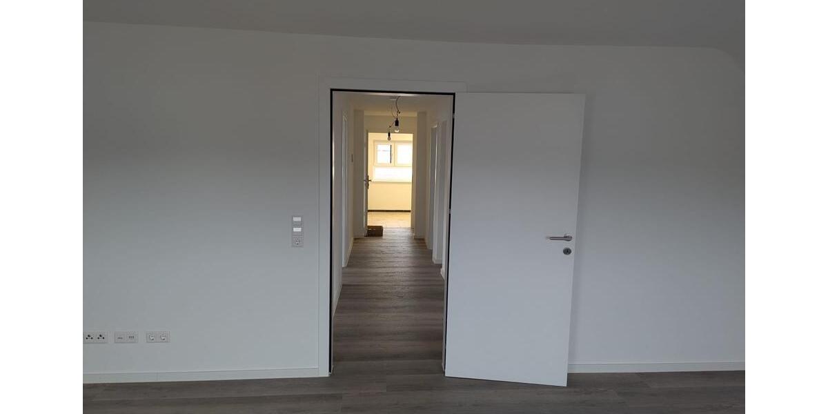 Dachgeschoßwohnung Stuttgart Feuerbach - 3 Zimmer, 76 m&sup2;, 1.500&euro; | Angebot:25022189