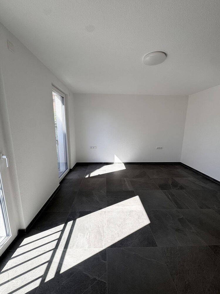 Neubau Sonnige, moderne 3-Zi.-Wohnung mit Balkon, Einbauküche und Stellplatz