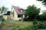 Zweifamilienhaus mit Ausbaupotenzial, Gartenidylle und Baumbestand