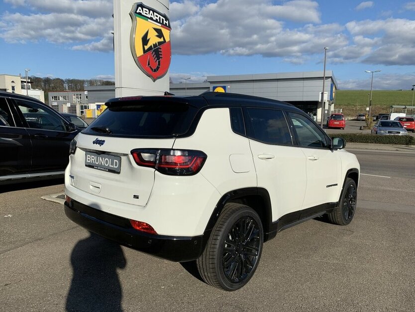 Jeep Compass 1.3 T4 4xe PLUG-IN HYBRID Automatik S 6.500 km 39.900 € Backnang, 71522