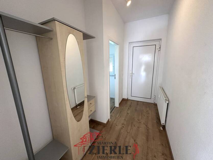 Gelegenheit, ab 01.10 frei! Schöne helle DG-Wohnung mit Balkon, Einbauküche und TG-Stellplatz!