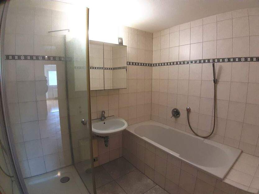 Großzügige 3 Zimmer-Wohnung in energetisch saniertem 3-Familien-Haus! 3 zimmer