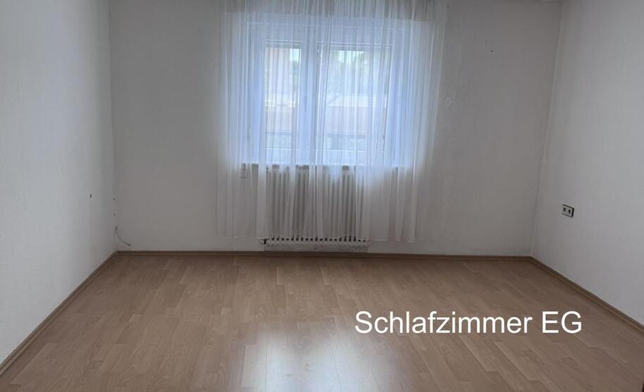 1-2 Familienhaus mit 2 Garagen, Werkstatt und viel Platz