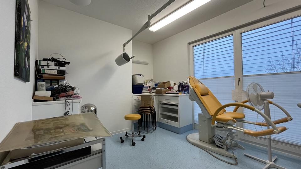 Ruhige und helle Praxis-Bürofläche zimmer