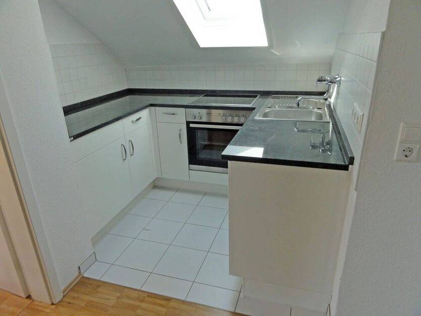FÜR SINGLE ODER PAAR! Sonnige, ruhige 2 12 Zimmer - Wohnung im DG mit Süd - Balkon in Weinstadt - Endersbach