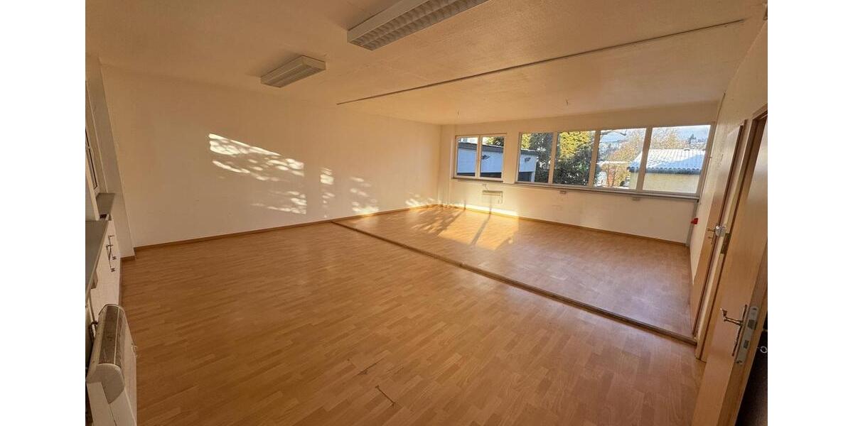 Verkehrsgünstige Gewerbehalle m. Sanitärraum, Büro und Stpl. zimmer