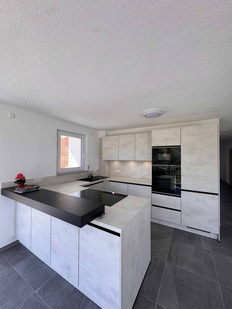 Neubau Sonnige, moderne 3-Zi.-Wohnung mit Balkon, Einbauküche und Stellplatz