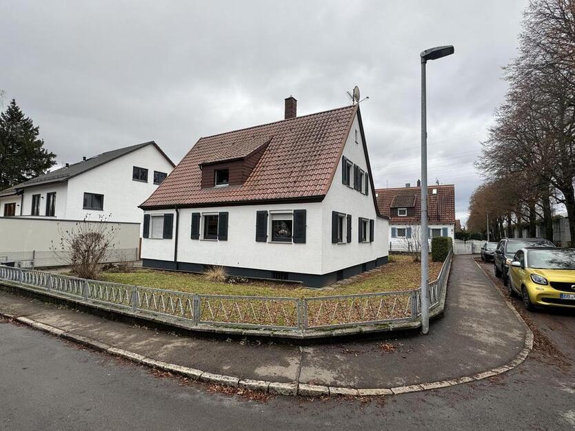 Einfamilienhaus mit Garten und Garage