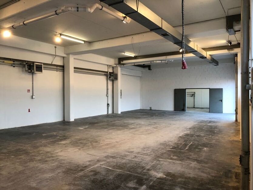 Verkehrsgünstige Gewerbehalle m. Sanitärräumen, eigenem Tor und 2 Parkplätzen provisionsfrei zimmer