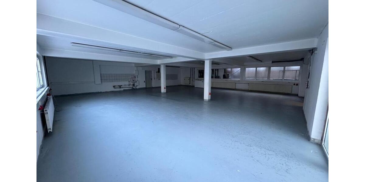 Verkehrsgünstige Gewerbehalle m. Sanitärraum, Büro und Stpl. zimmer