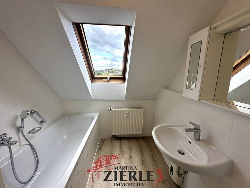 Gelegenheit, ab 01.10 frei! Schöne helle DG-Wohnung mit Balkon, Einbauküche und TG-Stellplatz!