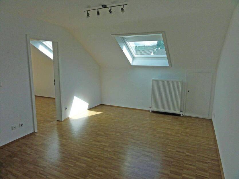 FÜR SINGLE ODER PAAR! Sonnige, ruhige 2 12 Zimmer - Wohnung im DG mit Süd - Balkon in Weinstadt - Endersbach