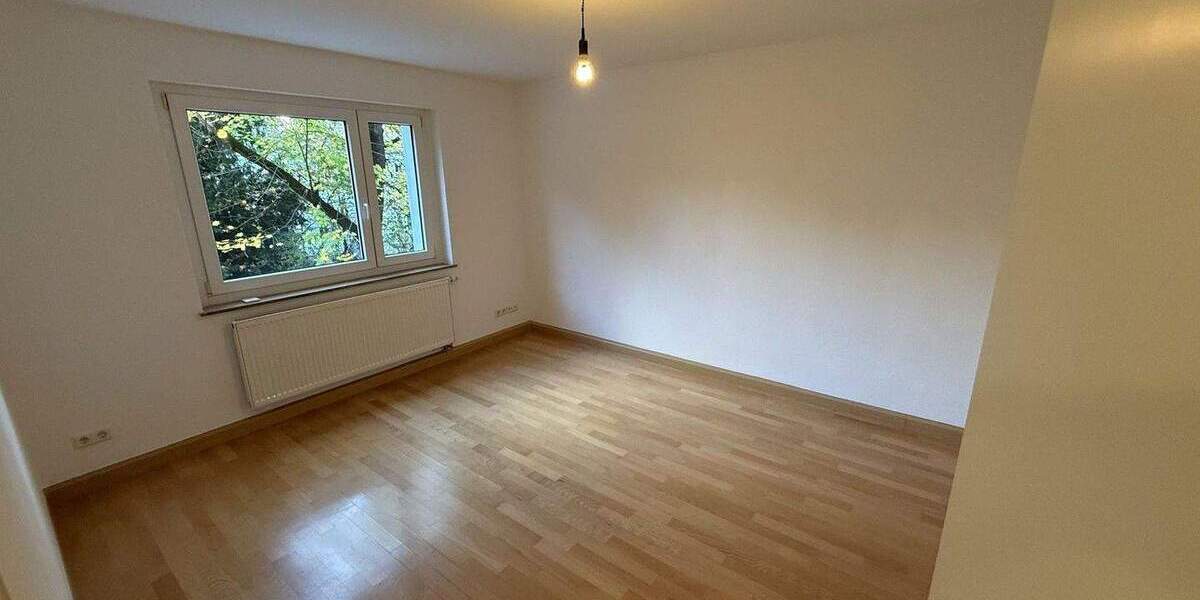 4,5-Zimmer-Wohnung Halbhöhenlage von Stuttgart, Renoviert, EBK, 2XBalkon, Stellplatz, u.m.v. 4 zimmer