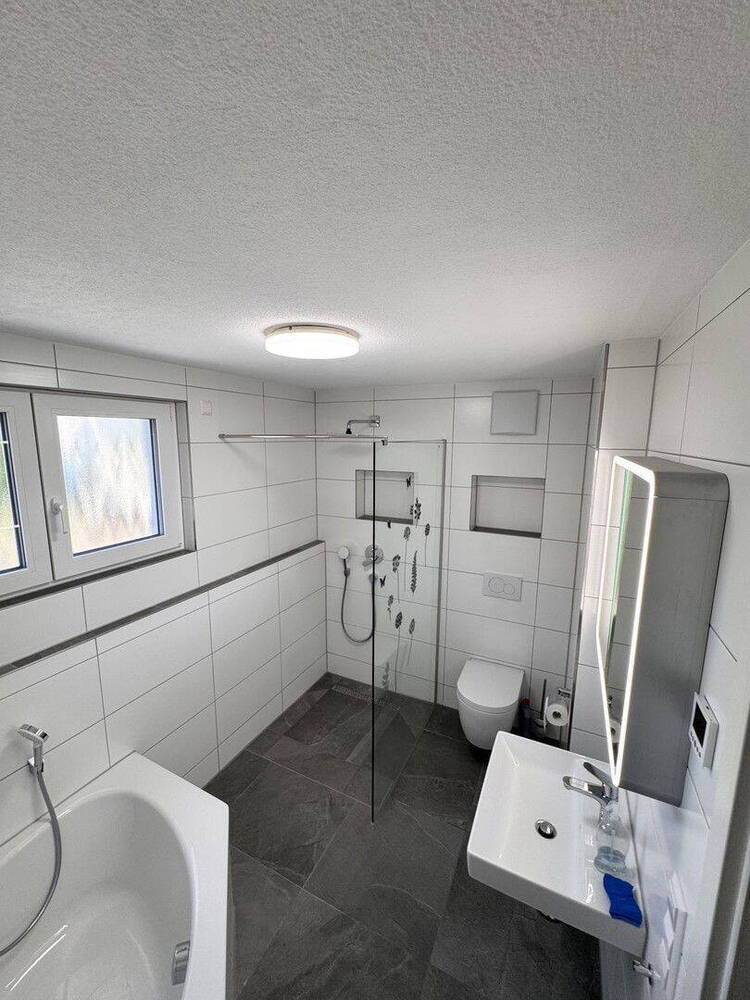 Neubau Sonnige, moderne 3-Zi.-Wohnung mit Balkon, Einbauküche und Stellplatz