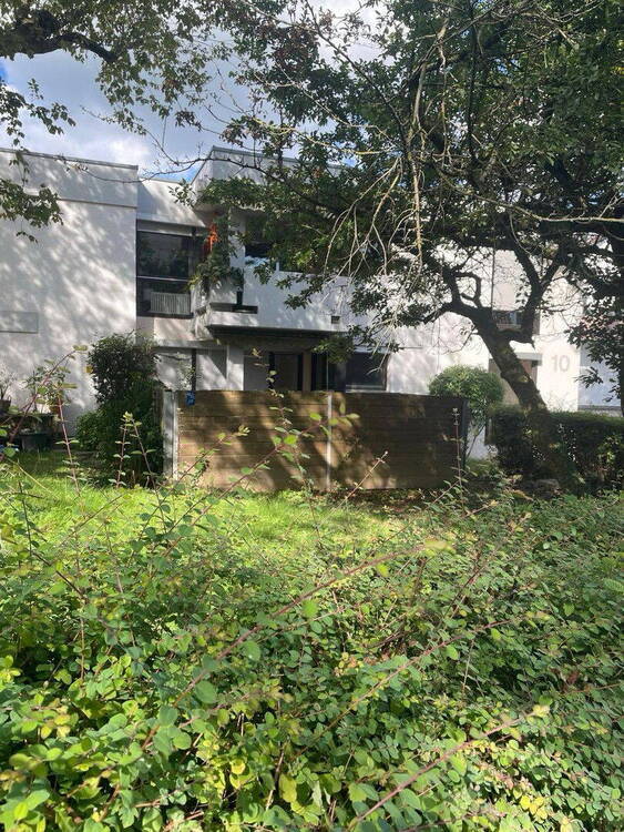 Bezugsfreie 4,5-Zi.-Wohnung mit Terrasse & Tiefgarage - im Grünen