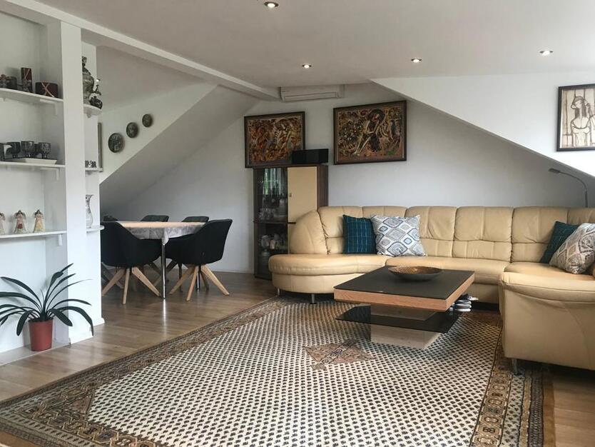 Stilvolle DG-Wohnung mit gehobener Innenausstattung & Einbauküche