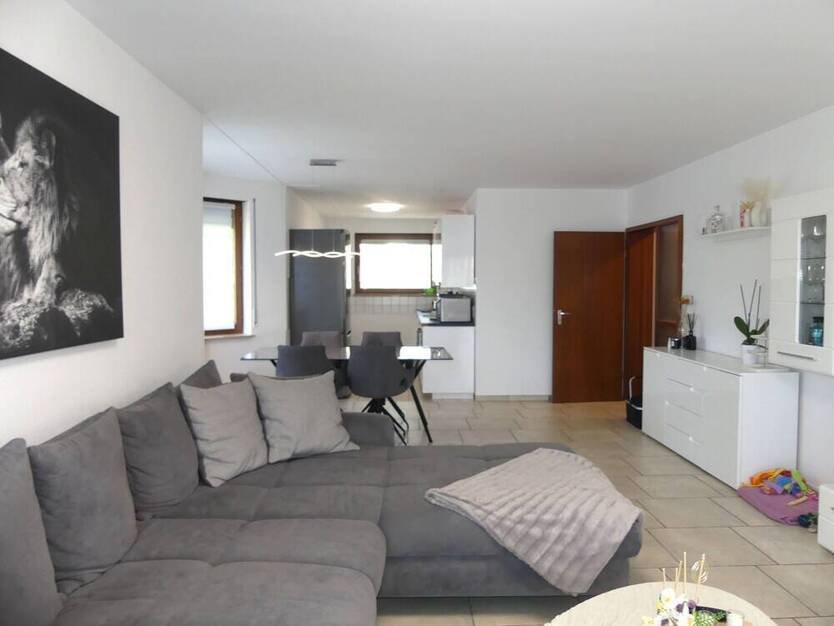 Schicke 3 Zimmer Wohnung mit einem sonnigen Balkon und PKW Stellplatz. Frei ab 01.11.2025