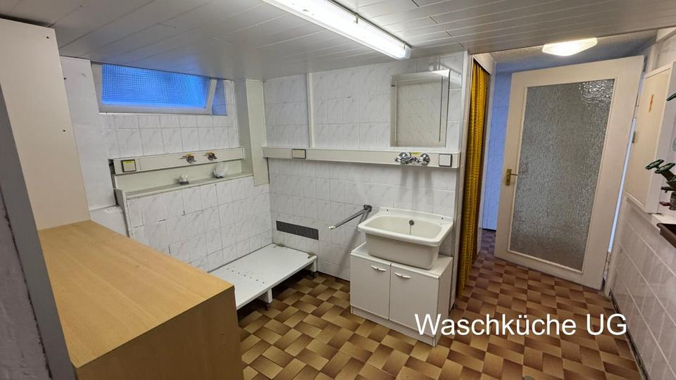 1-2 Familienhaus mit 2 Garagen, Werkstatt und viel Platz