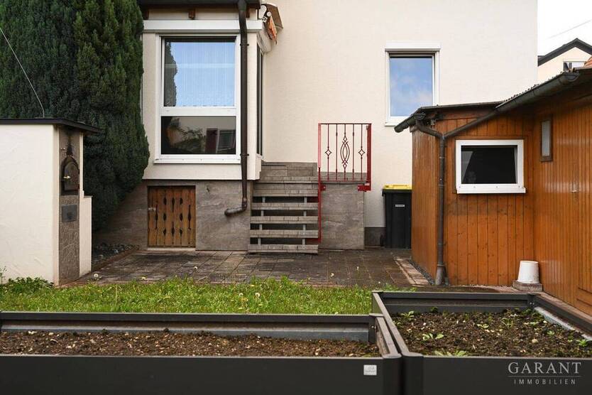 Moderne Doppelhaushälfte mit Garten in der Stadtmitte