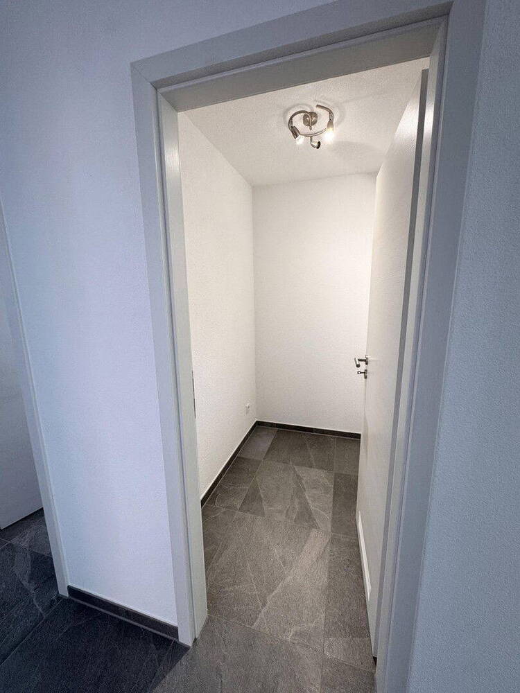 Neubau Sonnige, moderne 3-Zi.-Wohnung mit Balkon, Einbauküche und Stellplatz
